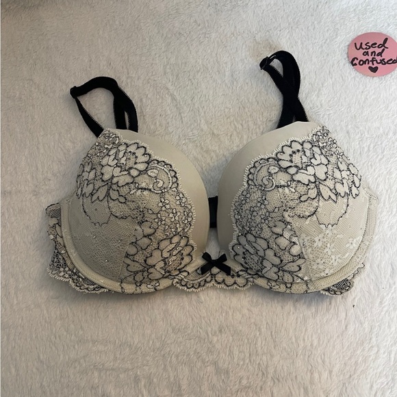 Victoria's Secret Other - Victoria's Secret Floral Lace Bra - Black and Cream